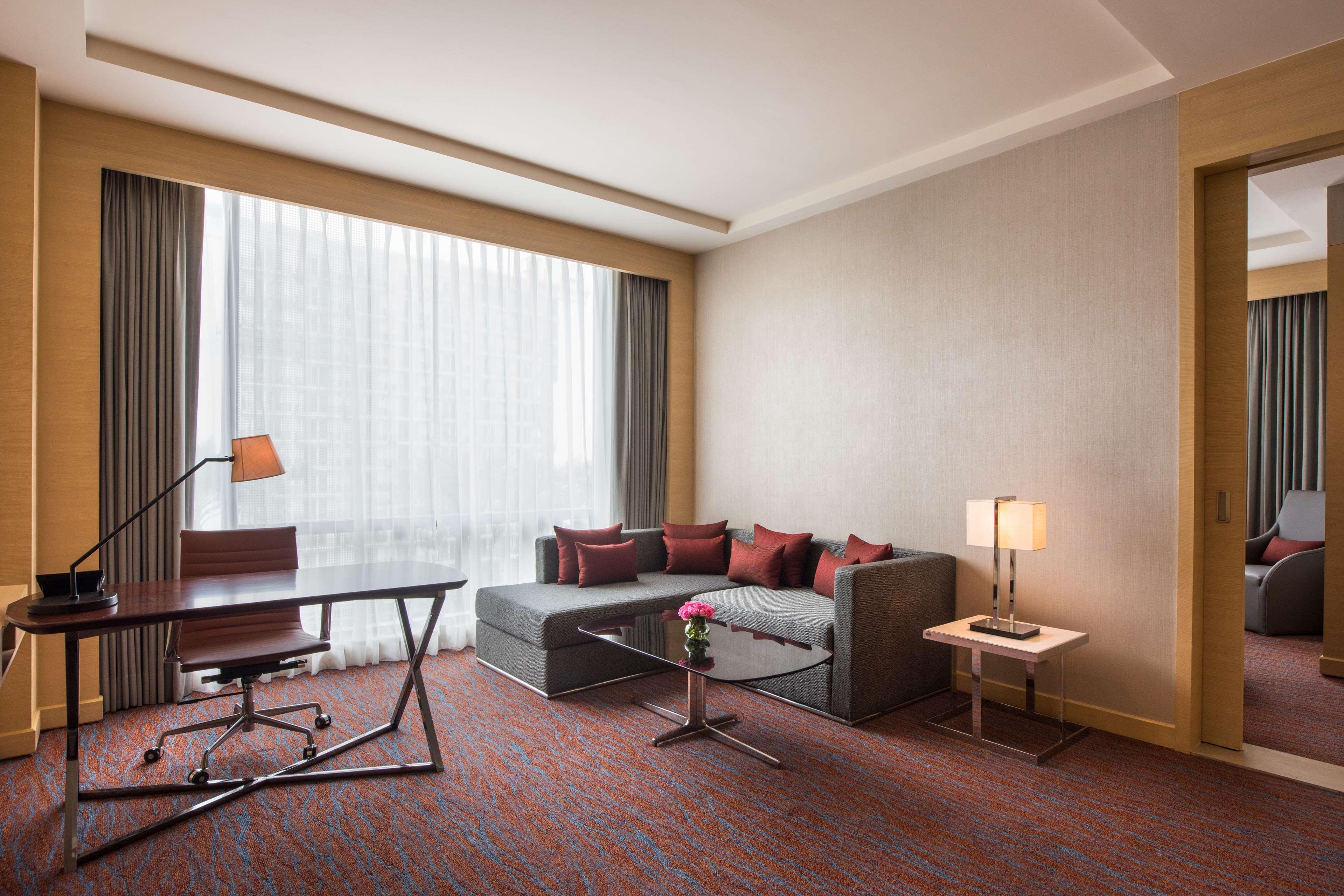 Hyatt Regency Lucknow Gomti Nagar Ξενοδοχείο Εξωτερικό φωτογραφία A living room in a suite at the hotel