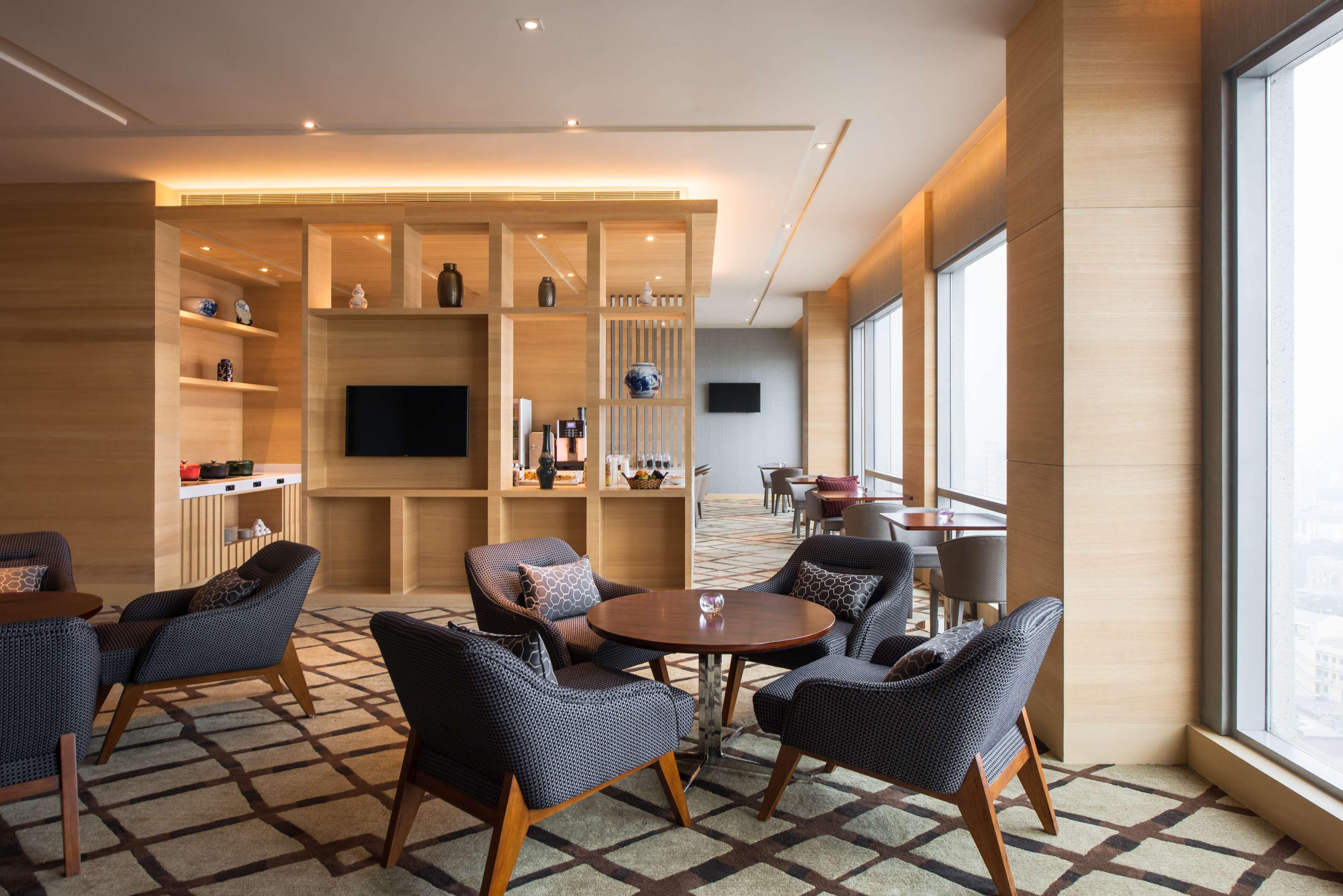 Hyatt Regency Lucknow Gomti Nagar Ξενοδοχείο Εξωτερικό φωτογραφία Club Lounge at the hotel