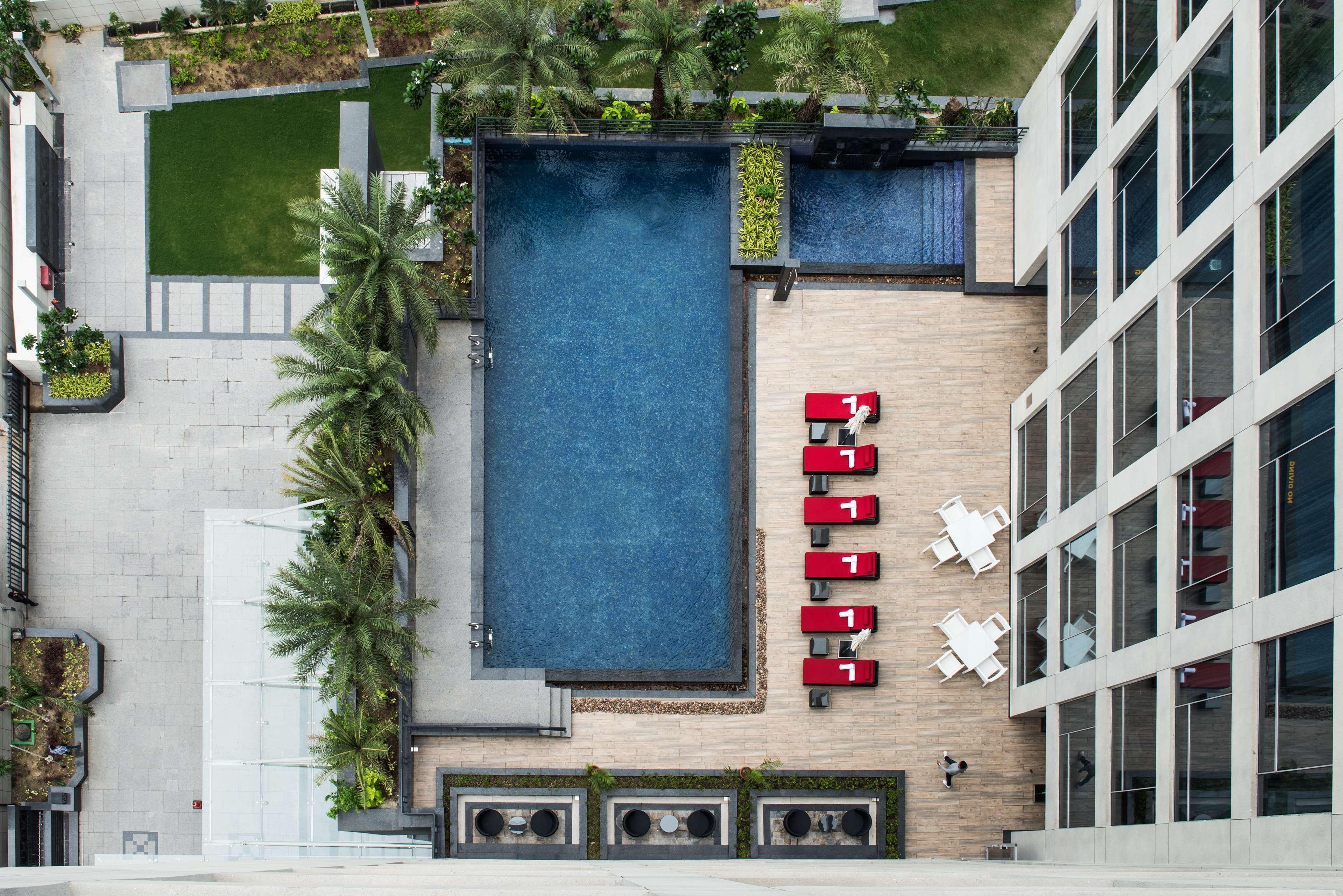 Hyatt Regency Lucknow Gomti Nagar Ξενοδοχείο Εξωτερικό φωτογραφία The swimming pool at the hotel