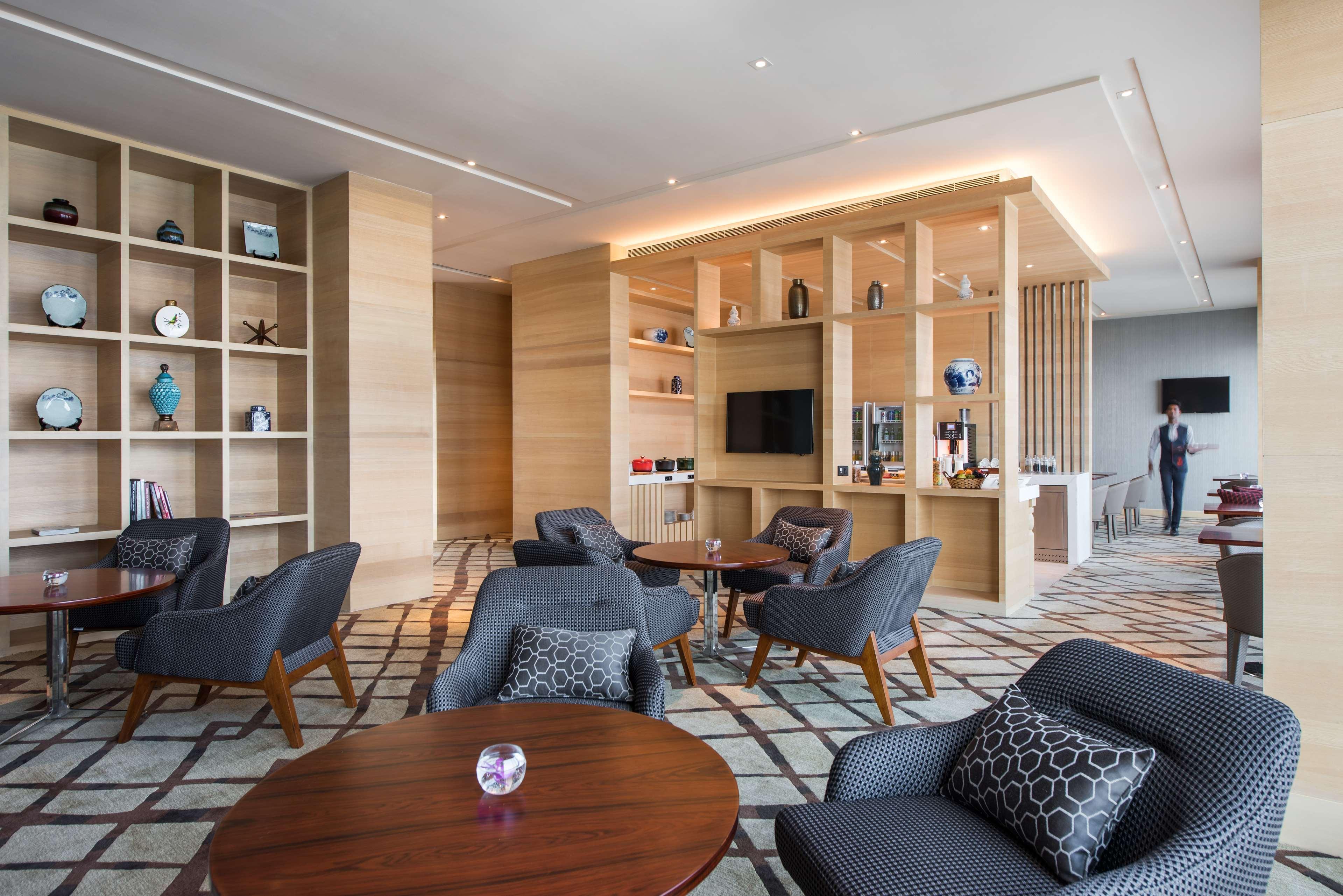 Hyatt Regency Lucknow Gomti Nagar Ξενοδοχείο Εξωτερικό φωτογραφία Club Lounge at the hotel