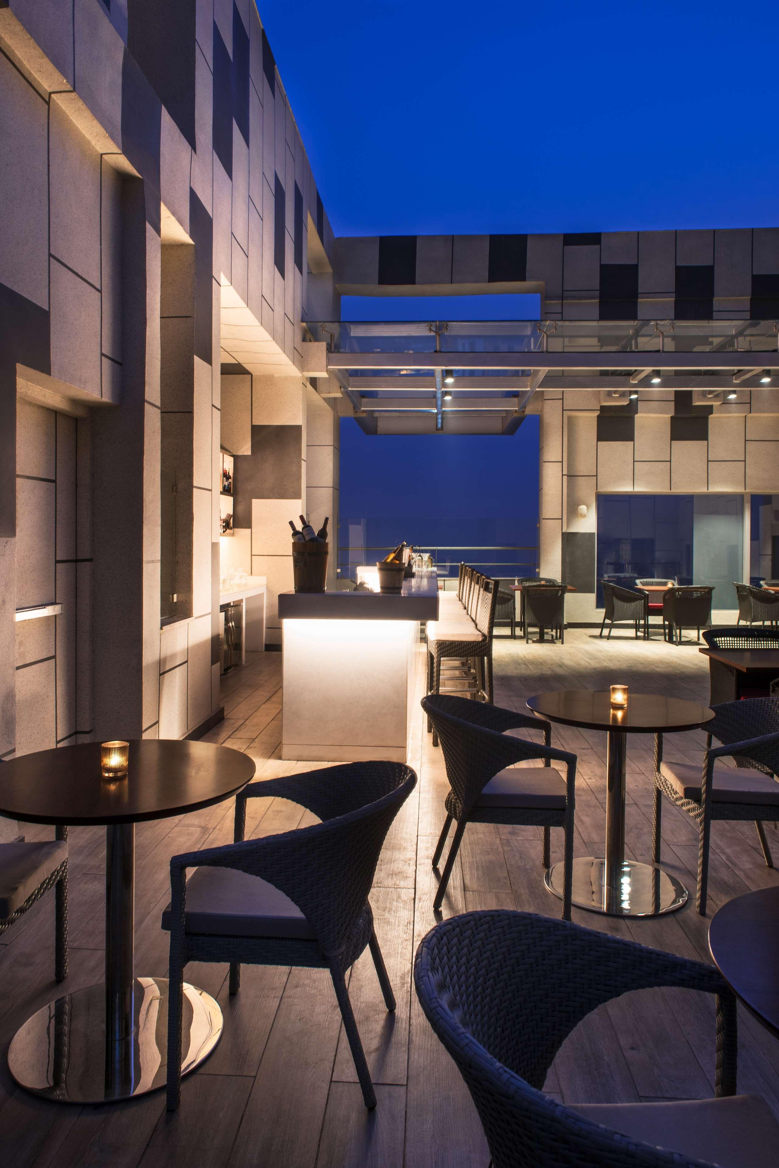 Hyatt Regency Lucknow Gomti Nagar Ξενοδοχείο Εξωτερικό φωτογραφία The Sky Bar