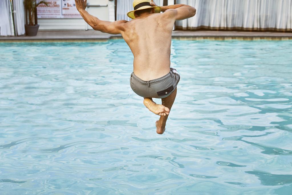 Hyatt Regency Lucknow Gomti Nagar Ξενοδοχείο Εξωτερικό φωτογραφία A man jumping into a swimming pool